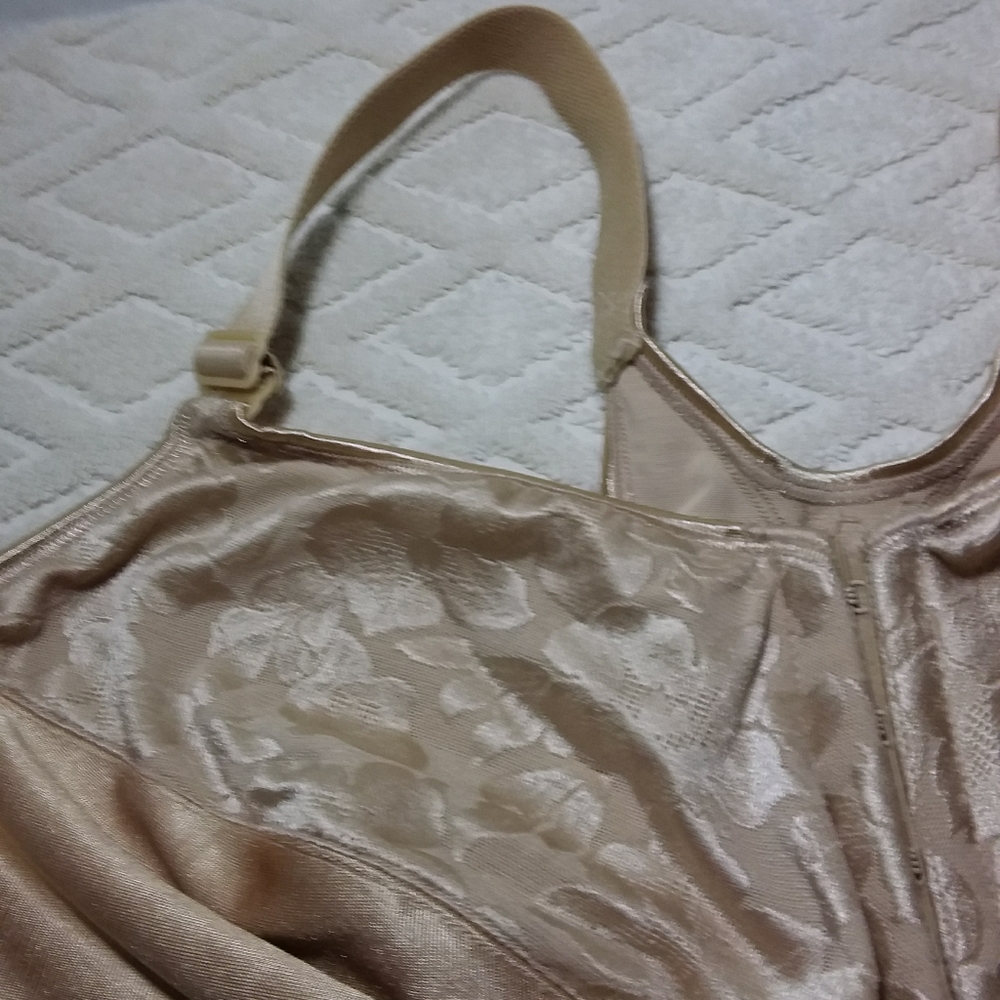 - ⬇️ Playtex front close posture bra. - Picture 3 of 7